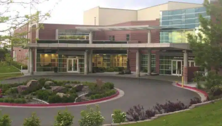 Madisonhealth hospital entrance and circular drive in summer