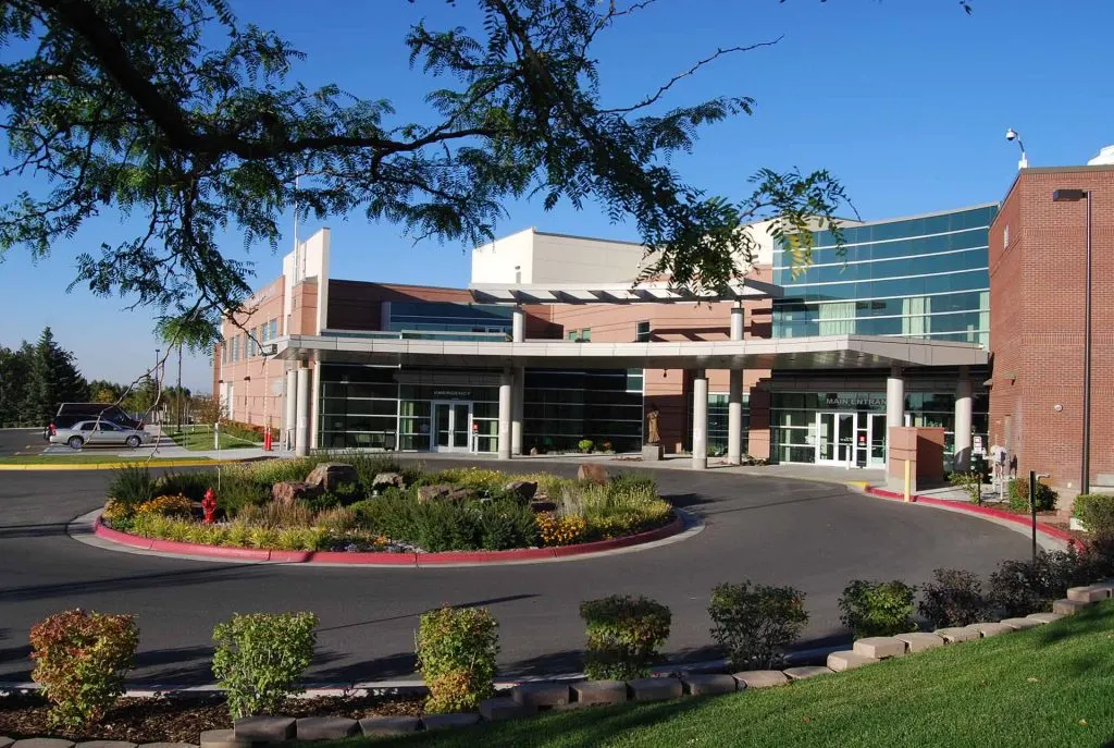 Madisonhealth hospital entrance and its landscaped circular drive